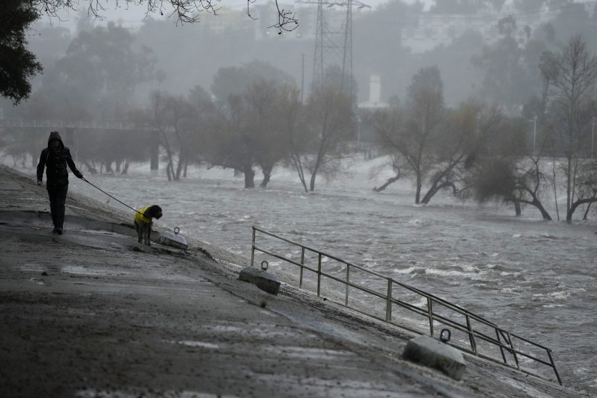 11 millió embert fenyeget árvíz a Kaliforniára lesúlytó vihar miatt