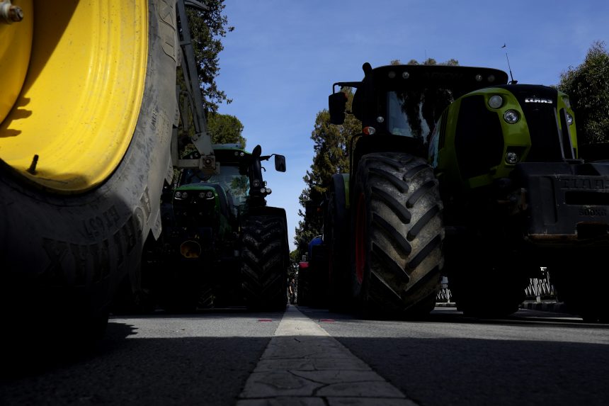 Megérkeztek Prágába az első tiltakozó gazdák traktorai