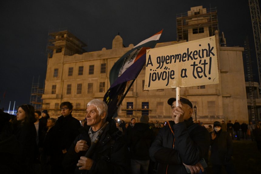 Szerdán pár százan tüntettek Budapesten a kormány ellen, pénteken a 30 ezret is meghaladhatja a tüntetők száma