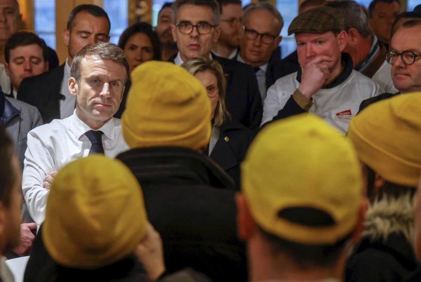 Dühös gazdák tucatjai rohamozták meg a párizsi kiállítási területet, ahova Emmanuel Macron érkezett
