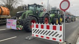 A magyar gazdák péntek reggel elfoglalták a záhonyi magyar-ukrán határátkelőhöz vezető utakat