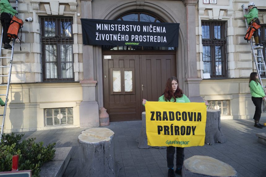 A Környezetvédelmi Minisztérium előtt tüntettek a Greenpeace Slovakia aktivistái