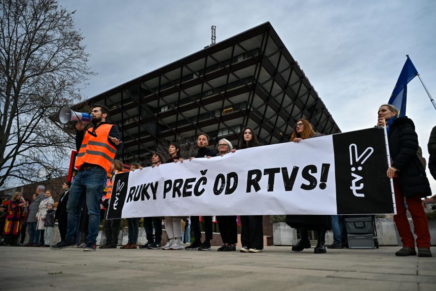 Tüntetést szerveztek szerdán Pozsonyban az RTVS támogatására