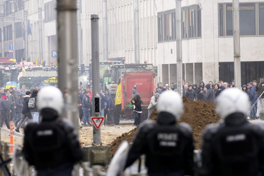 Traktorokkal tüntettek gazdák az uniós intézmények közelében Brüsszelben
