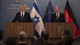 A német kancellár megállapodást sürgetett Izraelben