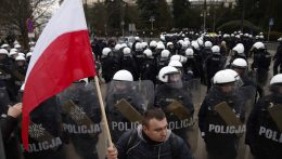 Összetűzésbe keveredtek a rendőrökkel a tüntető lengyel gazdák
