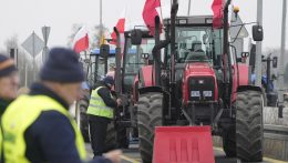 Lengyelország csaknem hatszáz közúti csomópontján bénították meg a forgalmat a lengyel gazdák