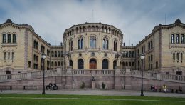 Bombafenyegetések miatt lezárták a norvég parlamentet