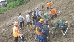 Legalább 18 halálos áldozata van egy indonéziai földcsuszamlásnak