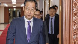 Benyújtotta lemondását Han Dokszu dél-koreai miniszterelnök
