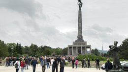 A fasizmus felett aratott győzelem napján Szlovákia a második világháború végére és áldozataira emlékezik