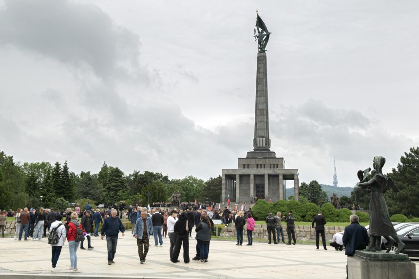 A fasizmus felett aratott győzelem napján Szlovákia a második világháború végére és áldozataira emlékezik