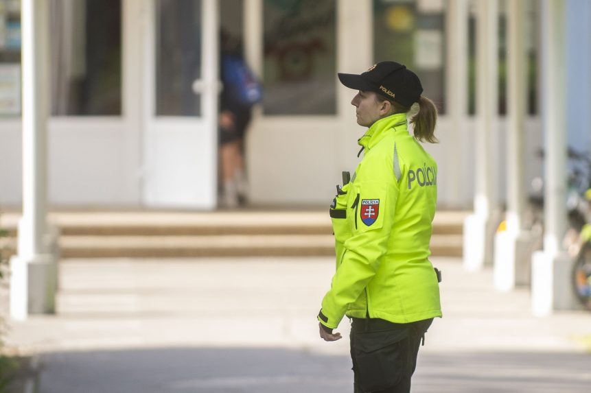 Valószínűleg nem ugyanaz a személy írta a hétfői repülőtámadásról szóló üzeneteket, mint aki az iskolákat fenyegette