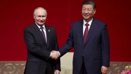 Ismételt beiktatását követően Kínába vezetett Vlagyimir Putyin orosz elnök első külföldi útja
