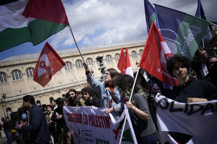 Feloszlattak a párizsi rendőrök egy palesztinpárti ülősztrájkot