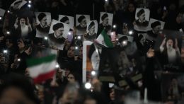 Irán: Teherán központjában több tízezer ember búcsúzik Raiszi elnöktől