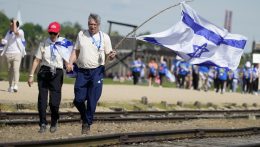 Izrael-ellenes tüntetők zavarták meg az Élet menetét Auschwitzban