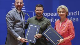 Zelenszkij elnök brüsszeli látogatásán biztonsági paktumot írt alá az EU-val