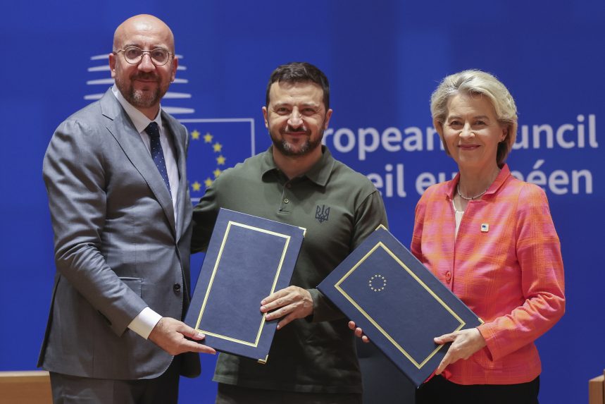Zelenszkij elnök brüsszeli látogatásán biztonsági paktumot írt alá az EU-val