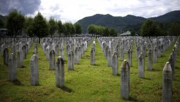 A srebrenicai népirtás áldozatainak számát írták Szarajevóban a szlovák nagykövetség falára