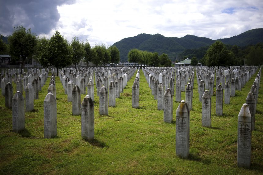 A srebrenicai népirtás áldozatainak számát írták Szarajevóban a szlovák nagykövetség falára