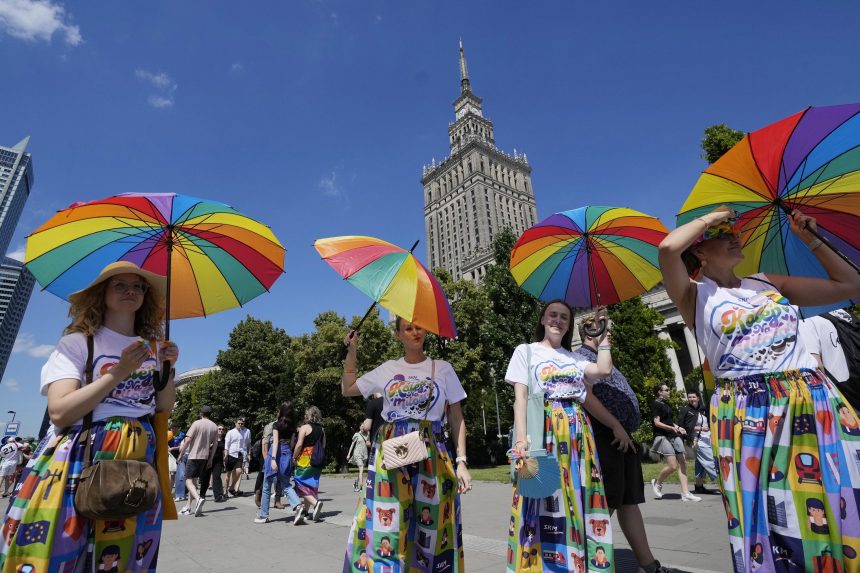 Lengyelország köteles legalizálni öt azonos nemű pár polgári házasságát