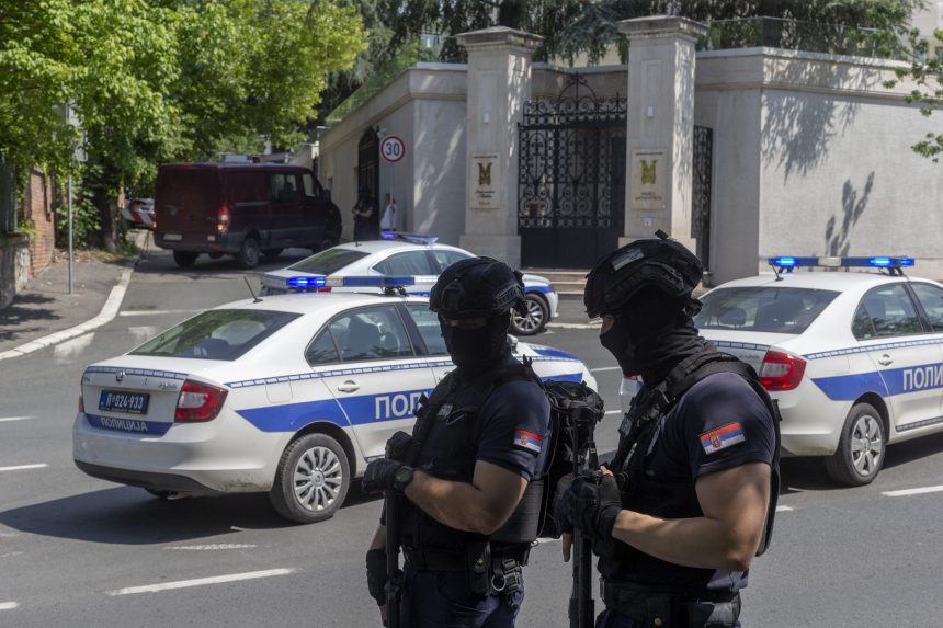 Számszeríjas merénylő támadta meg Belgrádban az izraeli nagykövetséget, meglőtte az azt védő rendőrt
