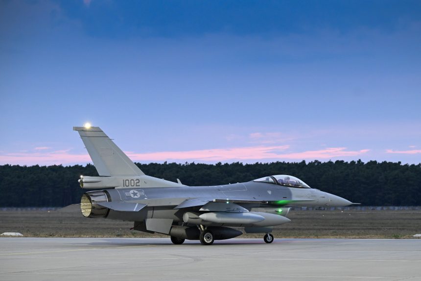 Szlovákiába érkezett az első két F-16-os vadászgép