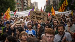 Mallorcán a tömeges turizmus ellen tüntettek