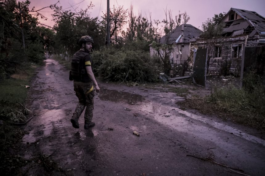 Ukrajna megerősítette, hogy visszavonult a stratégiai fontosságú Csaszohov Jar város egy részéből