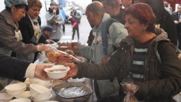 A szegénységi küszöb alatt élő szlovákiaiak és magyarországiak közel felének nem telik rendes ételre