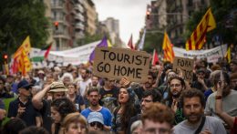 Ezrek tüntettek Mallorcán a tömegturizmus ellen