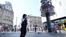 Gyilkossági kísérlettel vádolják a Leicester Square-i késelőt