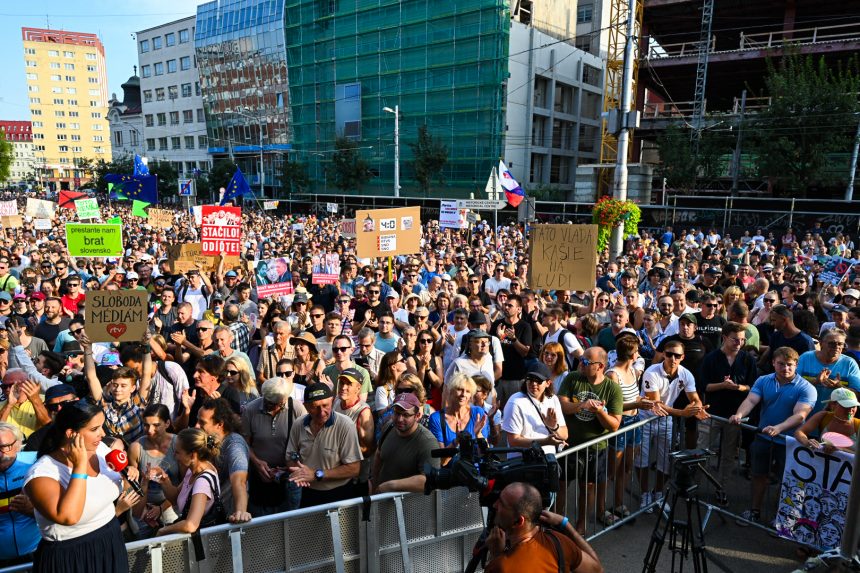 Ezrek tüntettek Pozsonyban a kormány lépései ellen