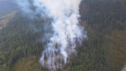 Három helikopterrel oltják a tűzoltók a Pohorelán keletkezett erdőtüzet