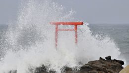 Lezártak több nagy repülőteret és egy fontos vasútvonalat is Japánban az Ampil tájfun miatt