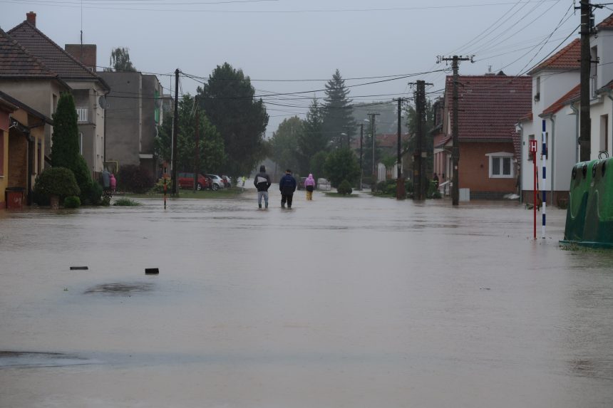 Humanitárius segélyben részesülnek az árvízkárosultak