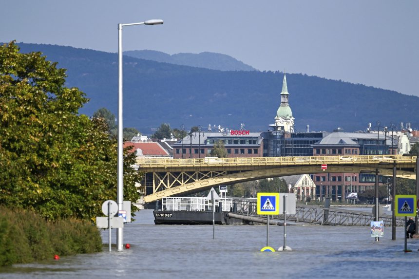 30 beteget kellett evakuálni Budapesten egy elárasztott liftakna miatt