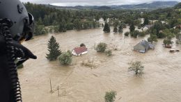 Kommandósok védik az árvíz miatt elhagyott otthonokat a betörőktől Lengyelországban