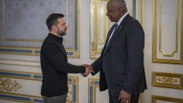 Lloyd Austin amerikai védelmi miniszter hétfőn reggel bejelentés nélküli látogatásra érkezett Kijevbe.